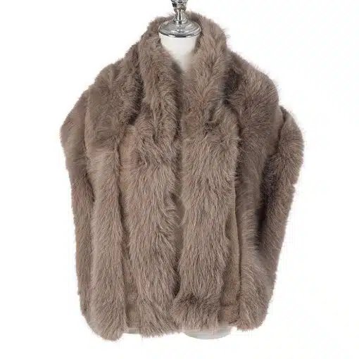 Erlebe den Felltraum Poncho Schal in braunem Kunstfell - ein stylisches Must-have, präsentiert auf edlem, weißem Mannequin.