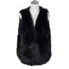 Erlebe Style pur: Die Mattea Fellweste aus schwarzem Kunstfell verleiht dir zu jedem Outfit ein modernes Fashion-Statement.