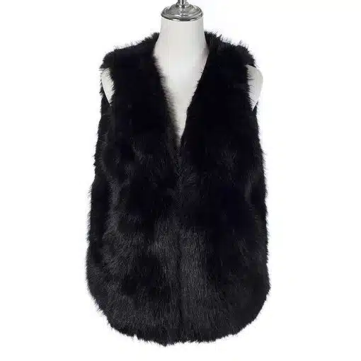 Erlebe Style pur: Die Mattea Fellweste aus schwarzem Kunstfell verleiht dir zu jedem Outfit ein modernes Fashion-Statement.