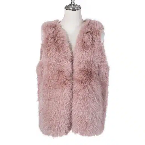 Entdecke die Mattea Fellweste: Dein stylisches Must-have! Lass dich von pinkem Kunstfell und modernem Schnitt begeistern.