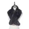 Entdecke den Eleganz Schal aus dunklem Kunstfell, stilvoll drapiert auf einer weißen Designerpuppe mit silbernem Standfuß.