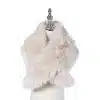 Erlebe den Eleganz Schal: Luxuriöses, cremefarbenes Kunstfell auf weißem Mannequin mit silbernem Hals für deinen perfekten Look.