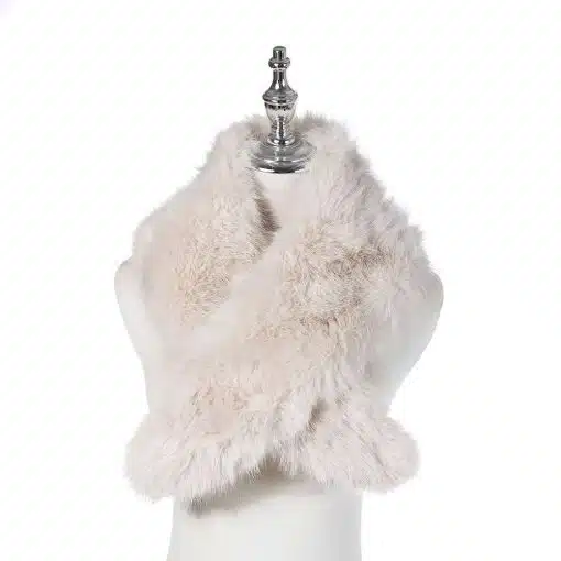 Erlebe den Eleganz Schal: Luxuriöses, cremefarbenes Kunstfell auf weißem Mannequin mit silbernem Hals für deinen perfekten Look.