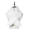 Erlebe mit dem weißen Faux-Fur Eleganz Schal auf der silbernen Schneiderpuppe pure moderne Winter-Exklusivität für deinen Look.