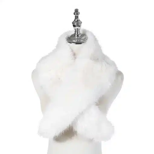 Erlebe mit dem weißen Faux-Fur Eleganz Schal auf der silbernen Schneiderpuppe pure moderne Winter-Exklusivität für deinen Look.