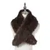 Erlebe den Eleganz Schal aus braunem Kunstfell - stilvoll drapiert auf weißer Büste mit silbernem Stand, nur für dich!.