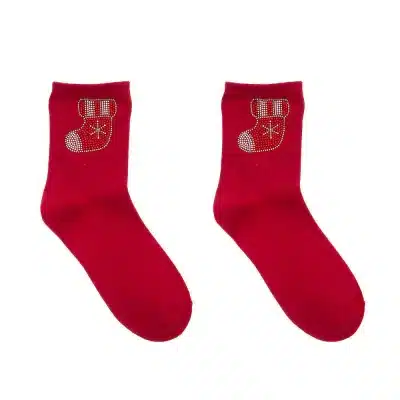 Erlebe den Winter-Style: Zieh dir diese leuchtend roten Socken mit trendigem Weihnachtsstrumpf-Design an und fühl dich festlich!.
