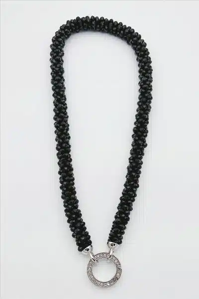 Entdecke deinen Style mit dieser schwarzen Perlenkette und silbernem Anhänger - glitzernde Steine setzen dich modern in Szene!.