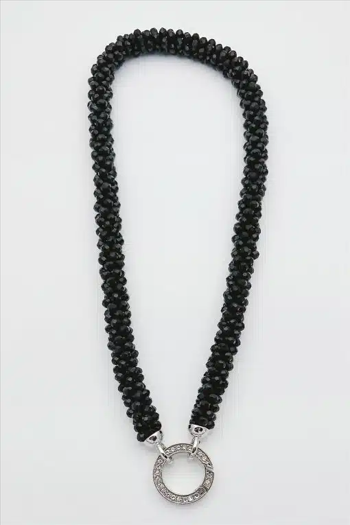 Entdecke deinen Style mit dieser schwarzen Perlenkette und silbernem Anhänger - glitzernde Steine setzen dich modern in Szene!.