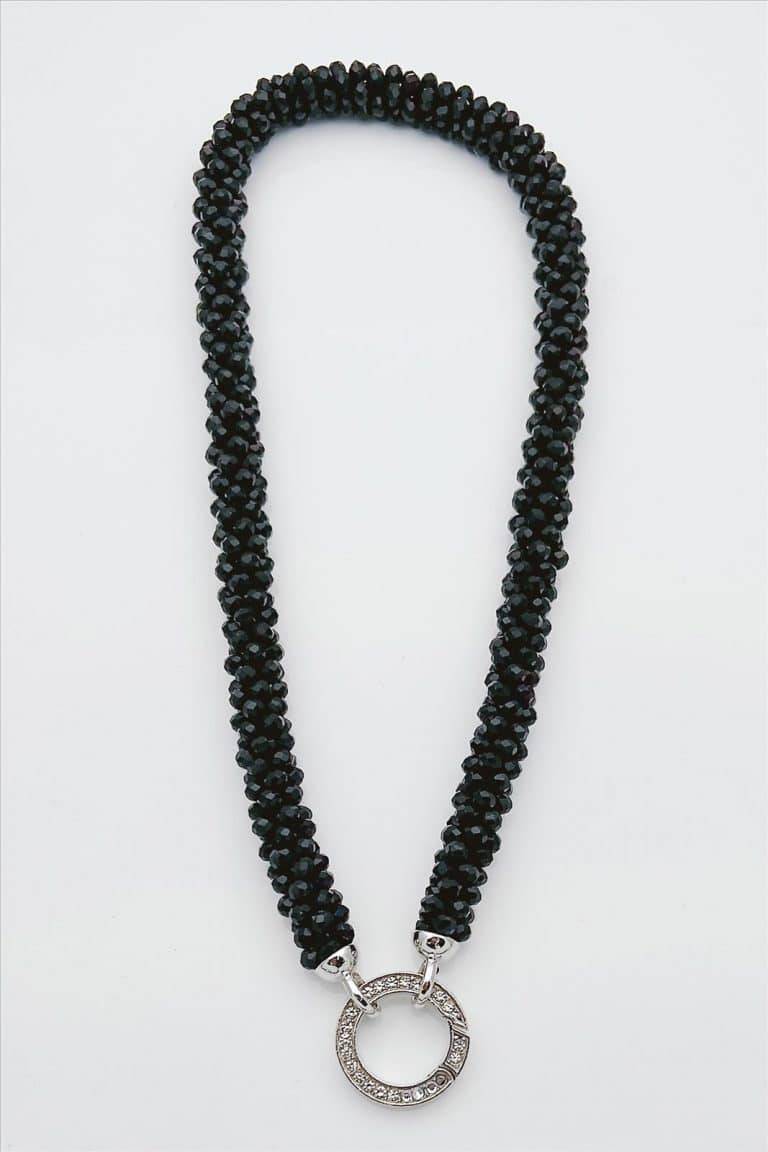 Entdecke deinen Style mit dieser schwarzen Perlenkette und silbernem Anhänger - glitzernde Steine setzen dich modern in Szene!.