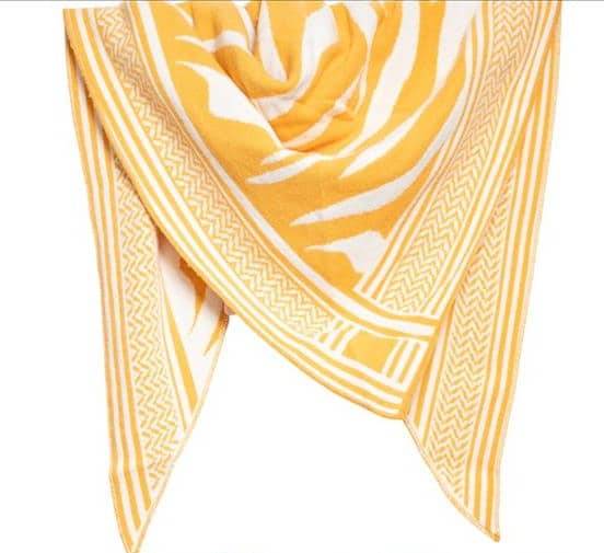 Mit dem Cashmere Zebra Dreieckschal setzt du ein Statement: Trendiges Gelb-Weiß-Zebra-Design und moderne, geometrische Kante.