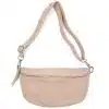 Entdecke The Crossover: Deine stylische Crossbody-Bag aus hellbeigem Leder mit silbernem Zipper und verstellbarem Gurt.