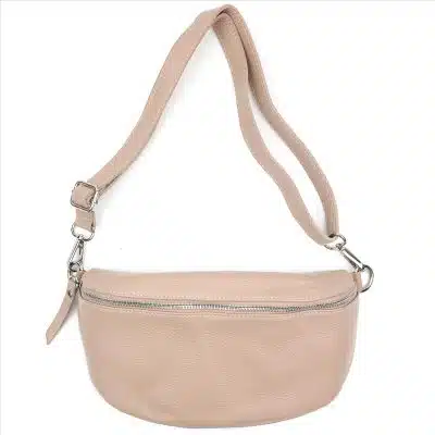 Entdecke The Crossover: Deine stylische Crossbody-Bag aus hellbeigem Leder mit silbernem Zipper und verstellbarem Gurt.