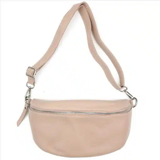 Entdecke The Crossover: Deine stylische Crossbody-Bag aus hellbeigem Leder mit silbernem Zipper und verstellbarem Gurt.