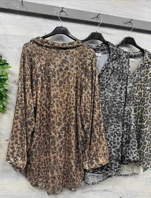 Entdecke deinen Style mit diesen angesagten Animal-Print-Blusen in Braun, Grau und Beige - perfekt für deinen modernen Look!.
