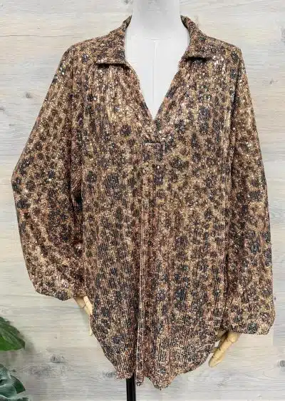 Erlebe deinen glänzenden Auftritt: Zieh diese gold-braune Paillettenbluse mit angesagtem Animal Print an und du stiehlst jedem die Show.
