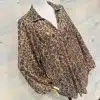 Erlebe deinen modernen Look: Entdecke die langärmelige Bluse im stylischen Leo-Print mit Kragen-dein neues Fashion-Highlight!.