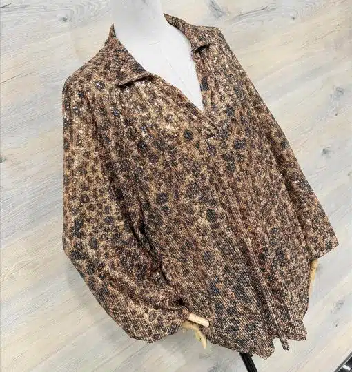 Erlebe deinen modernen Look: Entdecke die langärmelige Bluse im stylischen Leo-Print mit Kragen-dein neues Fashion-Highlight!.