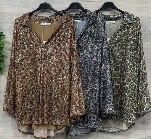 Entdecke deinen Look: drei angesagte Animal-Print-Blusen mit Pailletten in Braun, Grau und Grün - stylish am Holzpaneel präsentiert.