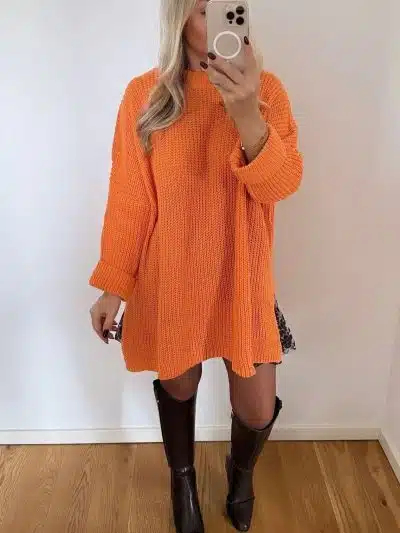 Zieh den Cozy Glow Pullover an - dein übergroßer orangefarbener Hingucker zu braunen Stiefeln. Mach jetzt dein stylisches Selfie!.