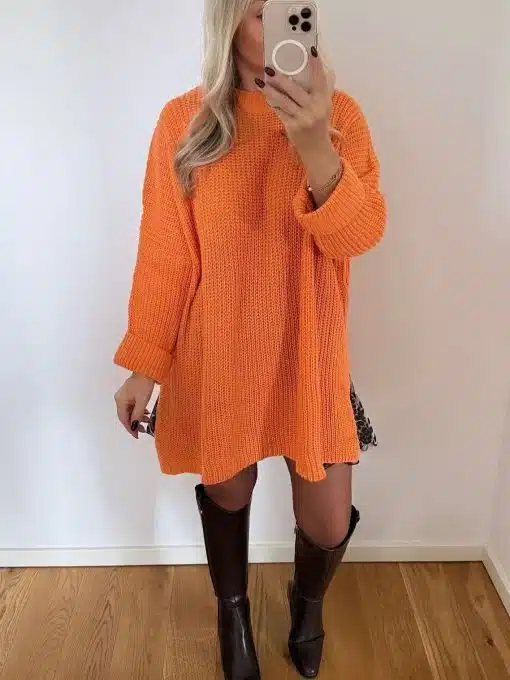 Zieh den Cozy Glow Pullover an - dein übergroßer orangefarbener Hingucker zu braunen Stiefeln. Mach jetzt dein stylisches Selfie!.