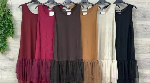 Entdecke deinen Look: Sechs ärmellose Kleider, darunter das moderne "Vivi", warten in stylishen Farben auf dich!.