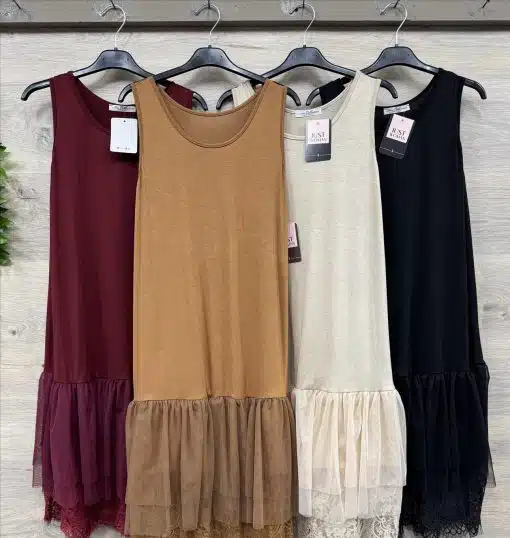 Entdecke deinen Style: Vier ärmellose Kleider in Burgunder, Beige, Elfenbein und Schwarz mit verspieltem Spitzen-Saum warten auf dich!.