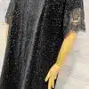 Glänze im Gala Shine Kleid - ein schwarzes Paillettenkleid mit Schleife, Spitze und Wow-Effekt auf hellem Holz-Hintergrund!.