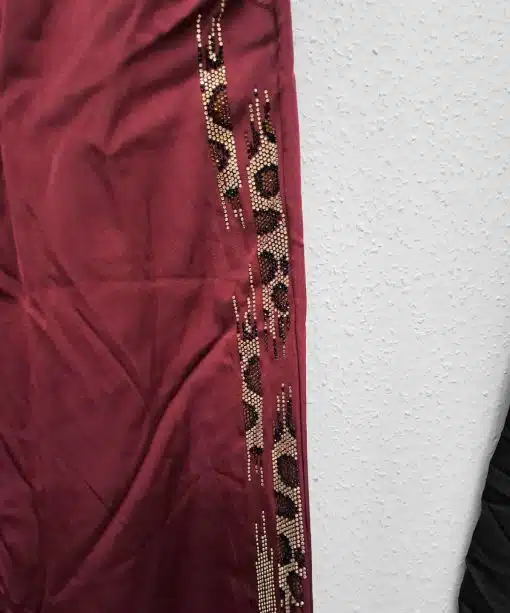 Entdecke die Shiny Leo Pants XL in Maroon mit gold-braunem Animal-Print-Perlenstreifen - dein nächstes Fashion-Highlight!.