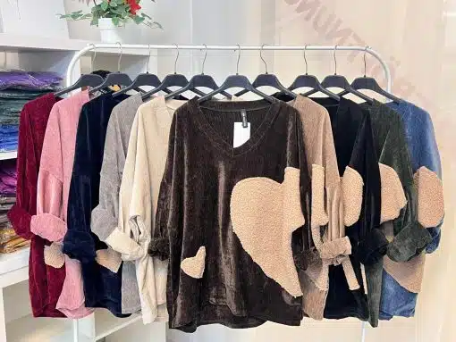 Entdecke deinen neuen Lieblingslook: Weiche Samtshirts mit Herzdesigns warten in trendigen Farben und stylischer Vielfalt auf dich!.