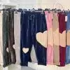 Entdecke deine neue Lieblings-Velvet-Sweatpants in trendigen Farben - mit stylischem Herz-Patch als Eyecatcher!.