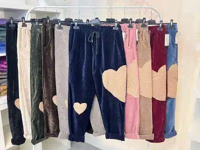 Entdecke deine neue Lieblings-Velvet-Sweatpants in trendigen Farben - mit stylischem Herz-Patch als Eyecatcher!.