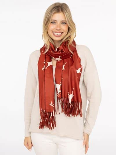 Lächle stilvoll mit dem "Winter Deer" Zwillingsherz Schal, deinem beigen Pullover und den angesagten weißen Hosen.