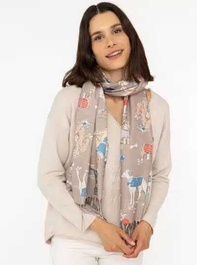 Strahle im beigen Top und setze mit dem "Hunde Rudel" Schal Zwillingsherz mit Hundemotiven dein Statement für Hundefans!.
