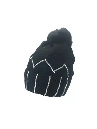 Setze ein Statement mit deiner schwarzen Strickmütze, stylischem Pompon und glitzernden weißen Strasslinien im Trend-Design.