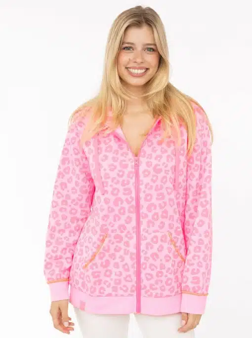 Strahle mit der pinken Sweatjacke "Leo Neon" von Zwillingsherz und weißen Pants - dein stylischer Look vor weißem Hintergrund.