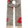 Mit dem "Herz & Patches" Winterschal setzt du Statements: Edler Leo-Print, rote Lippen, beige Fransen - trendy und stylisch für dich!.