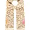 Du setzt mit dem Winterschal "Herz & Patches" von Zwillingsherz auf angesagtes Leopard-Design und knallige Farbakzente.