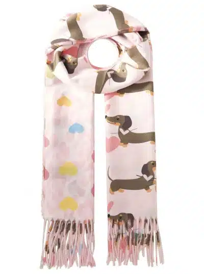 Du wirst den Zwillingsherz Schal "Dackel Love" in Pink lieben - mit süßen Dackel- und Herzmotiven, Fransen und praktischem Loop.