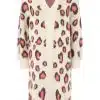 Zeig deinen Style mit dem Zwillingsherz Kuschel-Cardigan "Soft Leo" in Beige, rosa-braunem Leo-Print und offenem Schnitt.