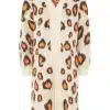Entdecke deinen neuen Look - der Zwillingsherz Kuschel-Cardigan "Soft Leo" in Creme mit trendigem Leo-Print wartet auf dich!.