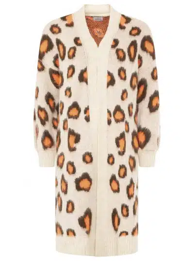 Entdecke deinen neuen Look - der Zwillingsherz Kuschel-Cardigan "Soft Leo" in Creme mit trendigem Leo-Print wartet auf dich!.