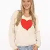 Style dich modern mit dem Zwillingsherz Pullover "Love Affair" und Herzmotiv - dazu passen lässige Jeans perfekt zu deinem Look.