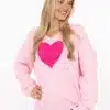 Du strahlst im Zwillingsherz Pullover "Love Affair" mit leuchtendem Pink-Herz zu hellblauen Jeans - modern, stylish und trendy.