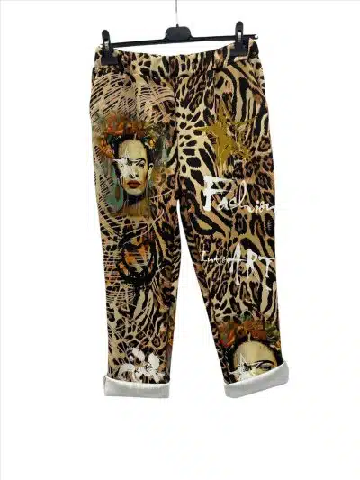 Entdecke deinen Style: Safari Fashion Pants mit Leo-Print, Gesichtern, Sternen und Graffiti - auffällig am schwarzen Haken!.