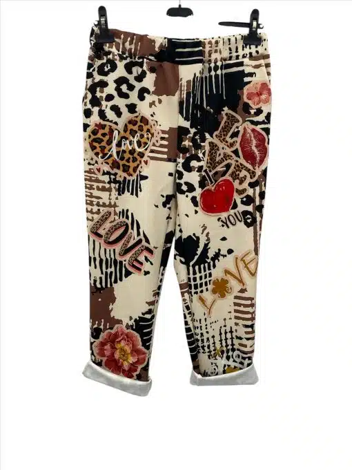 Hol dir jetzt die Wild Romance Schlupfhose - stylisch, bequem, mit Leopardenmuster, Herzen, Blumen & "LOVE"-Print anziehen!.