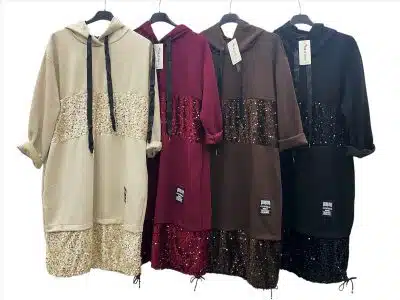 Mach deinen Auftritt unvergesslich: Das Glitz Up Your Day Kleid mit Kapuze und glitzernden Pailletten wartet auf dich!.