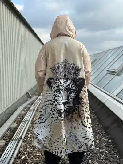 Du trägst den Lion King Mantel mit majestätischem Leoparden- und Kronenmotiv und fühlst dich königlich über den Dächern der Stadt.