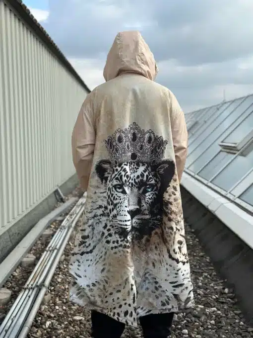 Du trägst den Lion King Mantel mit majestätischem Leoparden- und Kronenmotiv und fühlst dich königlich über den Dächern der Stadt.