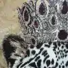 Erlebe den ultimativen Lion King Mantel - mit juwelenbesetzter Krone auf edlem Leopard und königlichen blauen Augen!.